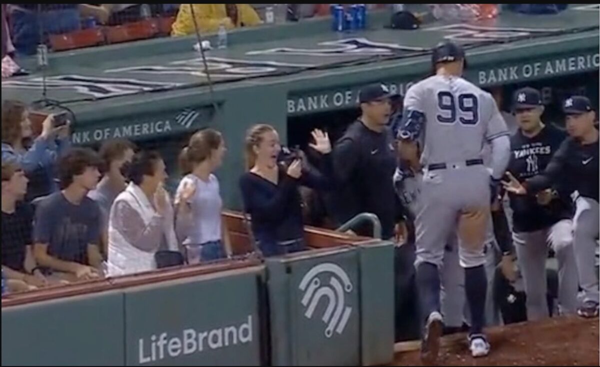 ¡Vean su reacción! Aaron Judge hace high-five con una fan tras conectar su homerun 57