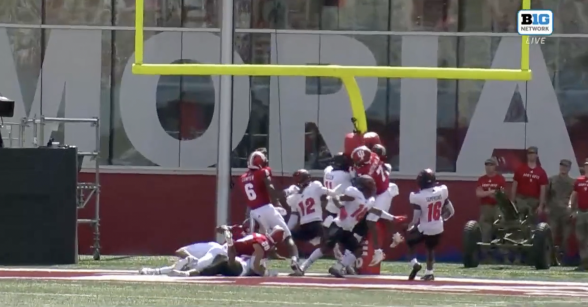 5 players stunningly crashed into the goal post on Indiana’s halftime Hail Mary attempt vs. Western Kentucky