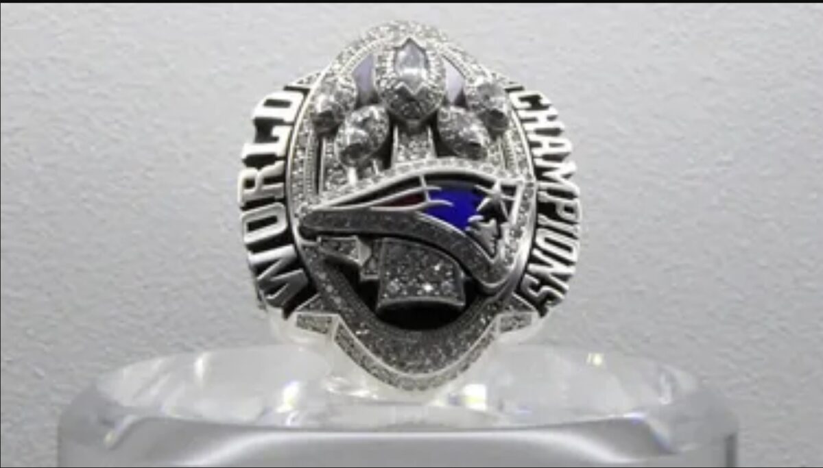 Un hombre de New Jersey recibió sentencia por el fraude del anillo de Super Bowl de Tom Brady