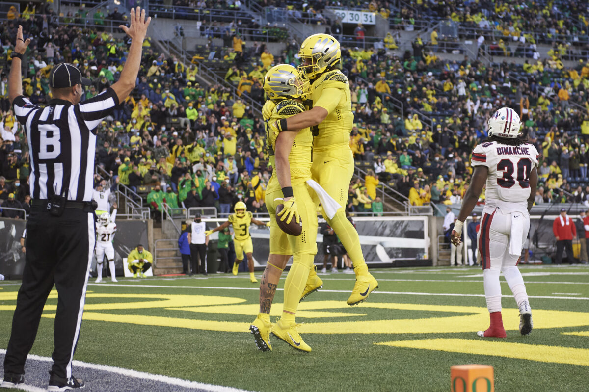 Twitter reacts to Oregon finding the end zone for first touchdown of 2022