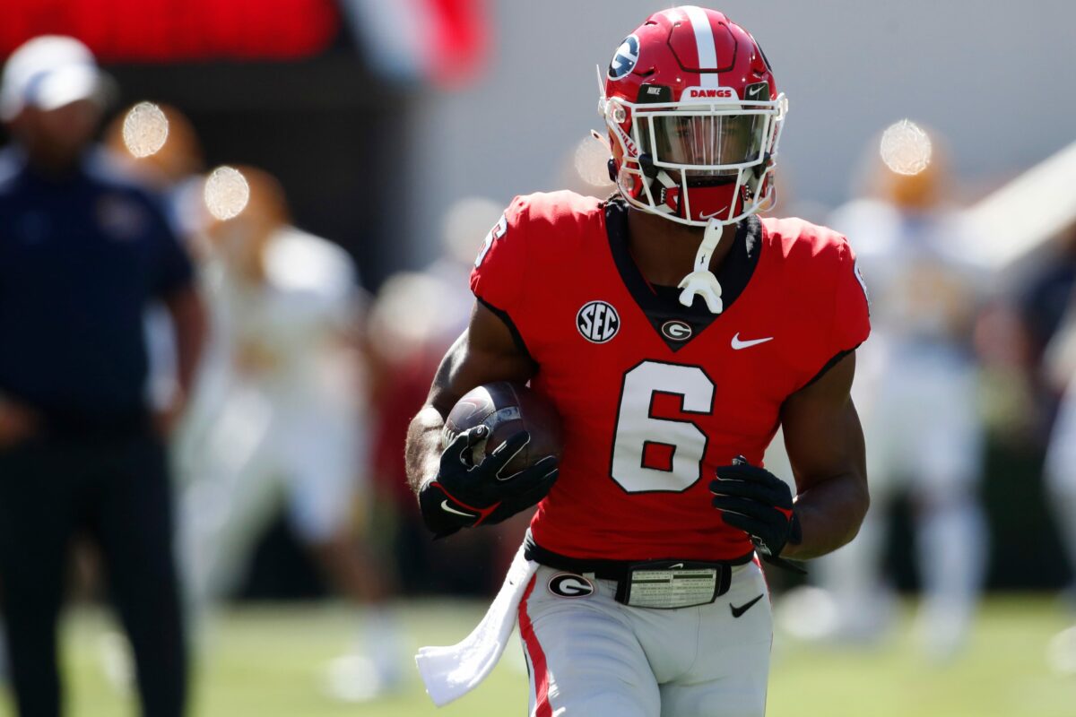 Starting Georgia RB Kenny McIntosh limping after weird hit