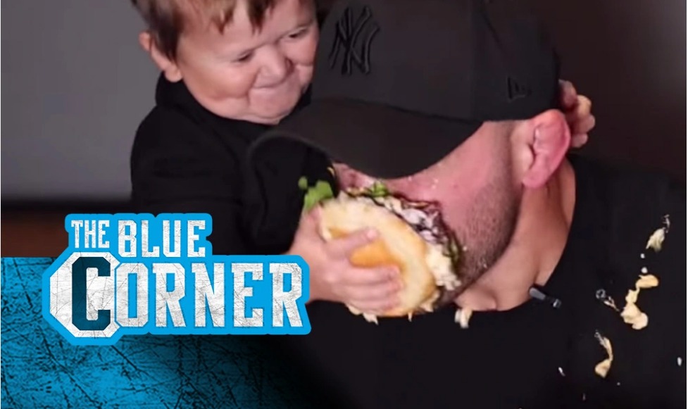 VIDEO: Hasbulla le estrella una hamburguesa al campeón de la UFC Alexander Volkanovski en la cara