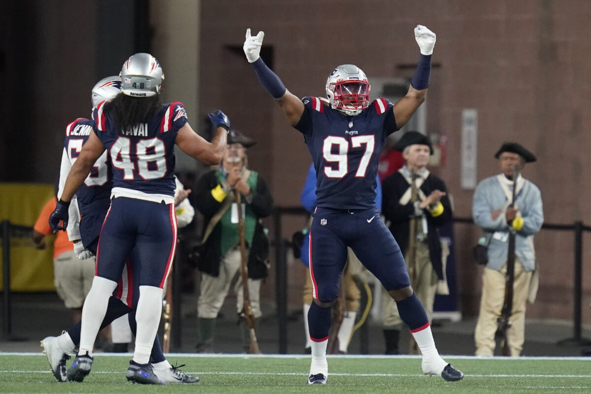Patriots OLB DaMarcus Mitchell whips out dance moves mid-practice