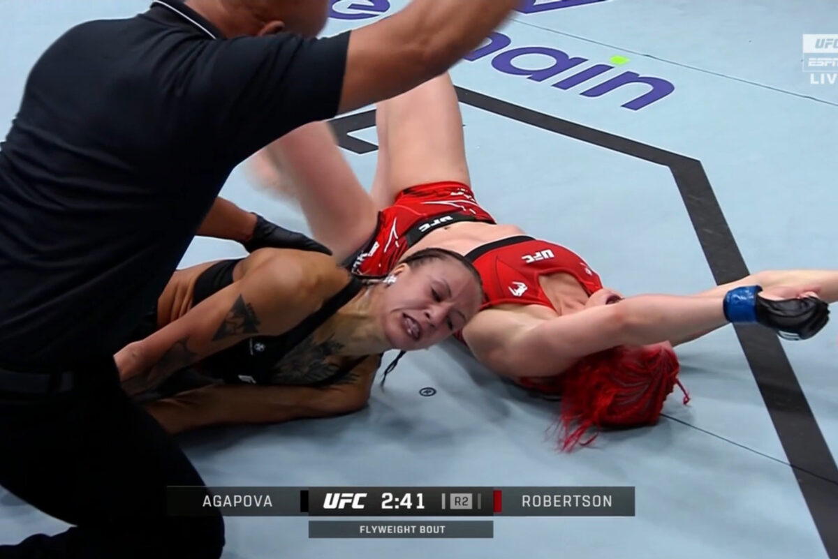 UFC Fight Night 210 video: Gillian Robertson rallies for frightening choke of Mariya Agapova