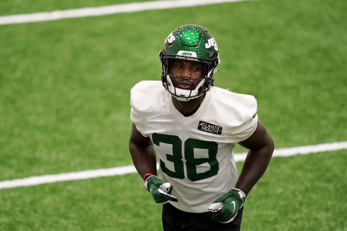 Jets sign Zonovan Knight to active roster, place Hall and Vera-Tucker on IR