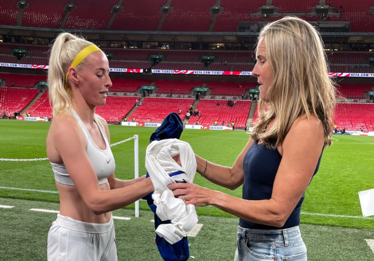 Chloe Kelly, Brandi Chastain swap shirts after USWNT vs. England