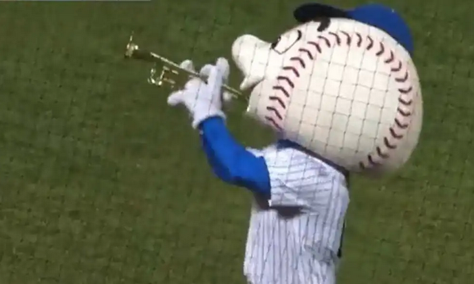 Los fans de los Mets no pudieron creer que las mascotas celebraran la llegada de Edwin Diaz en su derrota del juego 3