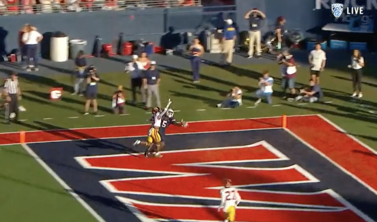 Arizona WR Dorian Singer hauled in an incredible, one-handed catch against USC