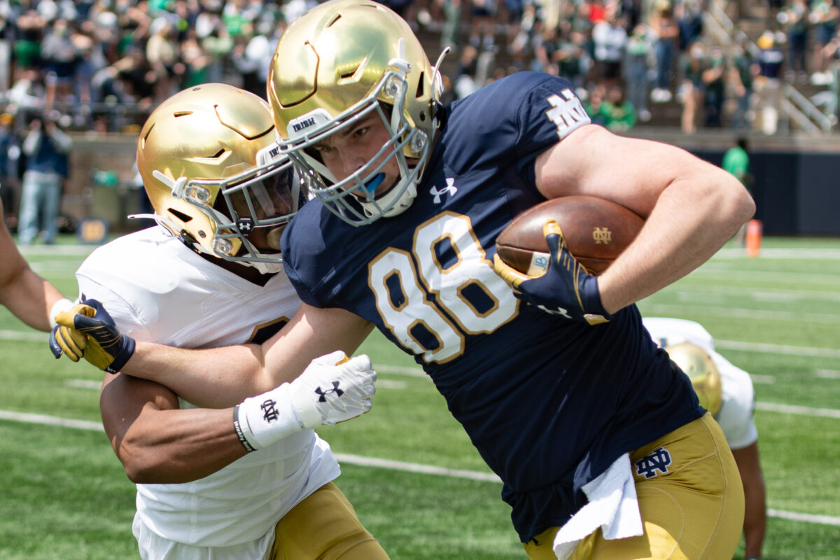 Twitter reacts to Notre Dame’s Mitchell Evans’ direct-snap touchdown