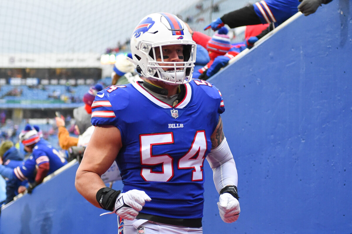 Giants sign A.J. Klein to practice squad