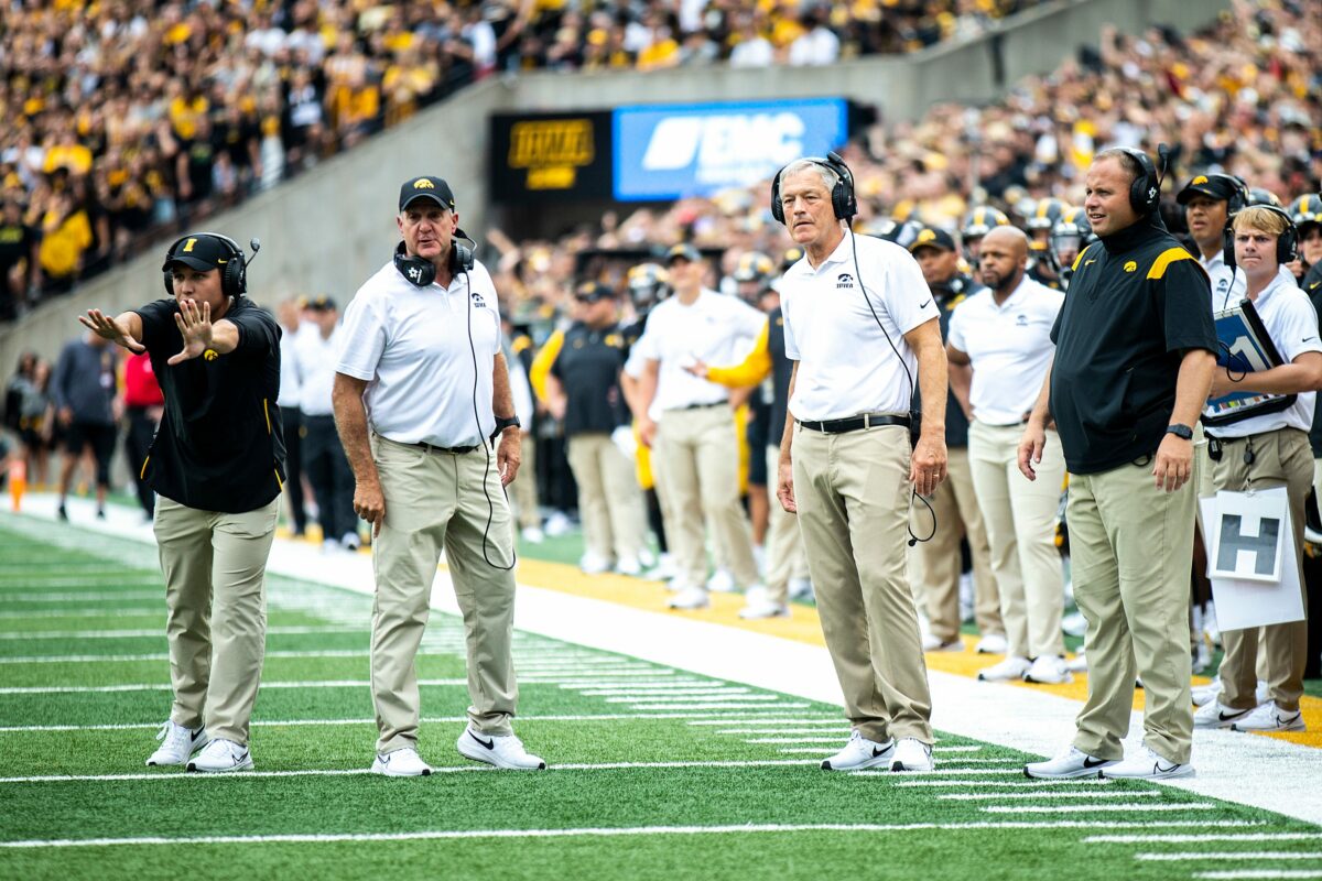 Iowa Hawkeyes defense focused on itself, not worrying about picking up the offense’s slack