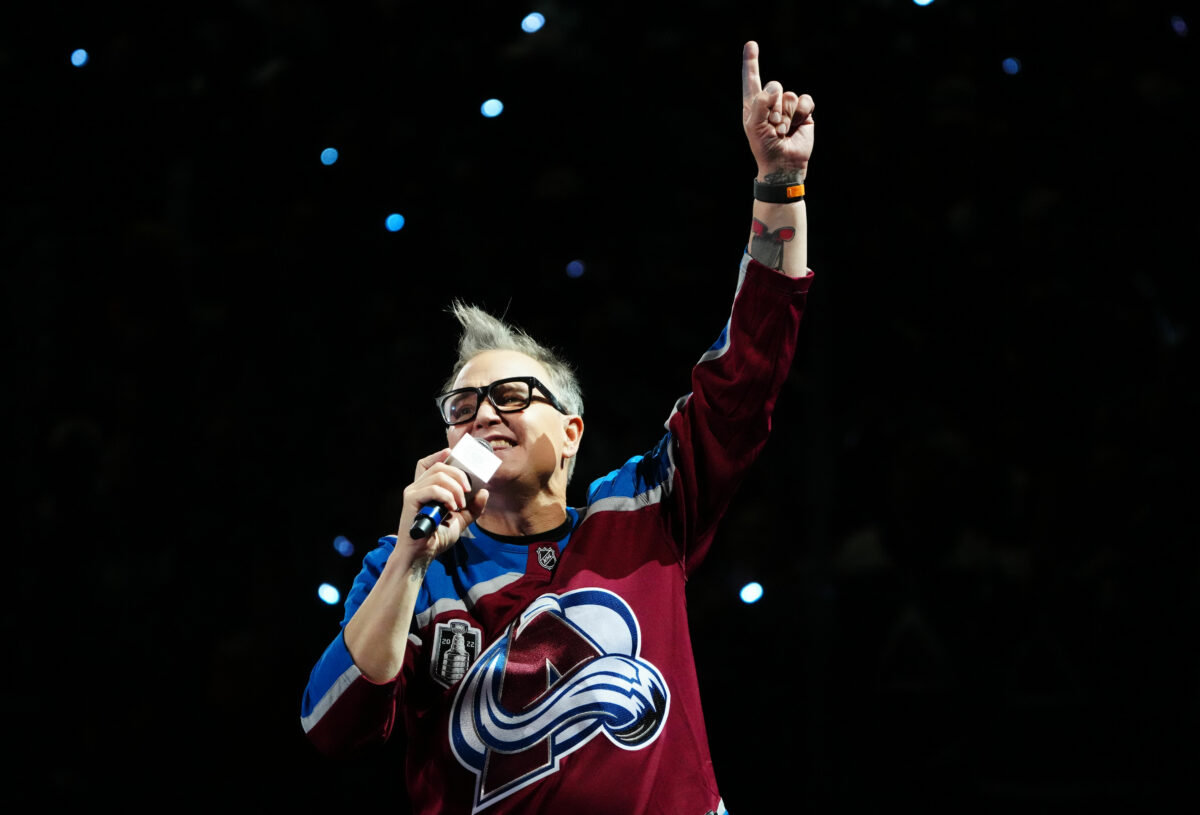 Avalanche fans serenade Stanley Cup banner ceremony with ‘All the Small Things’ sing-along