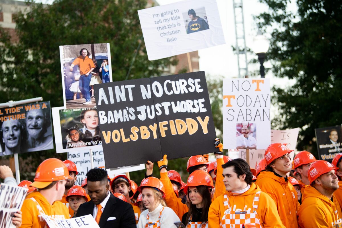 LOOK: Tennessee fans try to roast Alabama with College GameDay signs