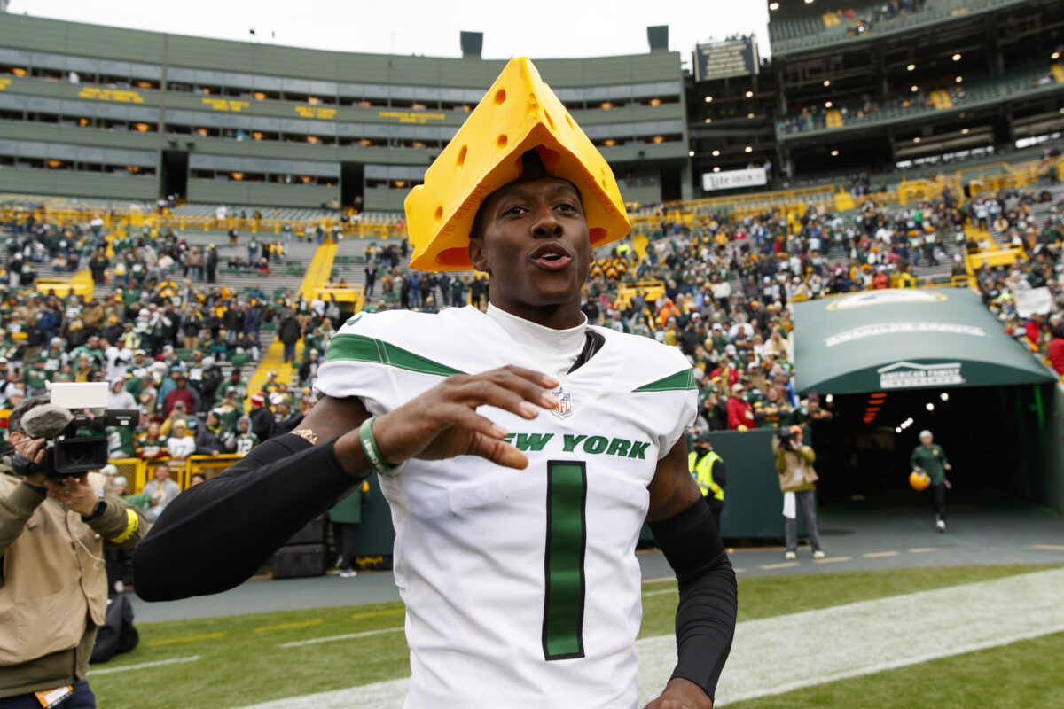 Packers player knocks cheesehead off celebrating Sauce Gardner of Jets