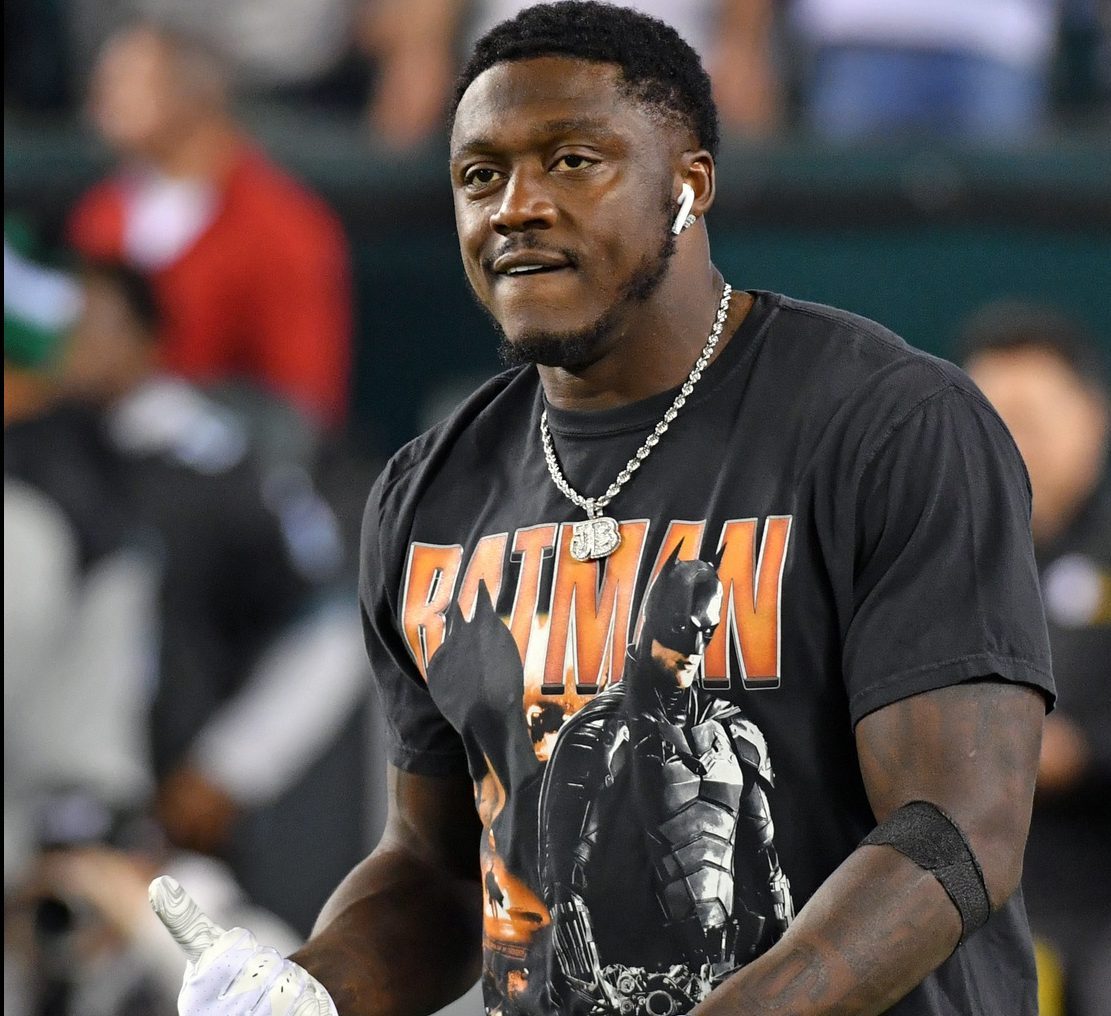 Twitter reacts to Eagles trio of wide receivers wearing Batman t-shirts during pregame warmups
