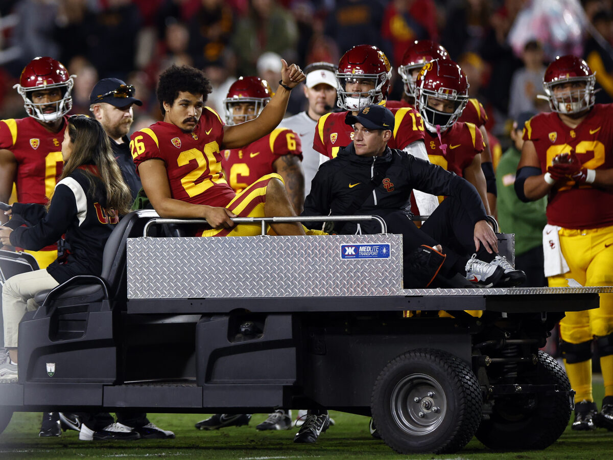 Fans and media members react to former Duck Travis Dye’s season-ending injury with USC