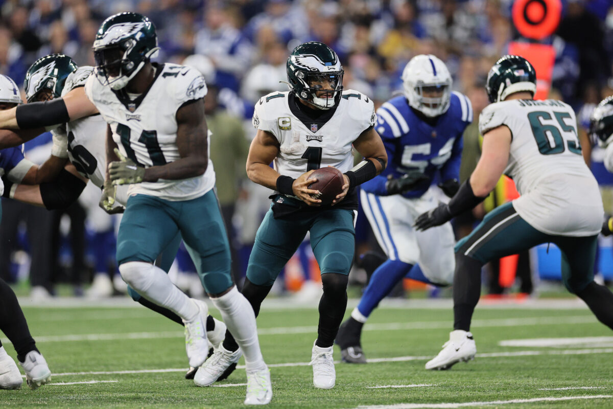 Jalen Hurts’ late TD run lifts Eagles over Colts