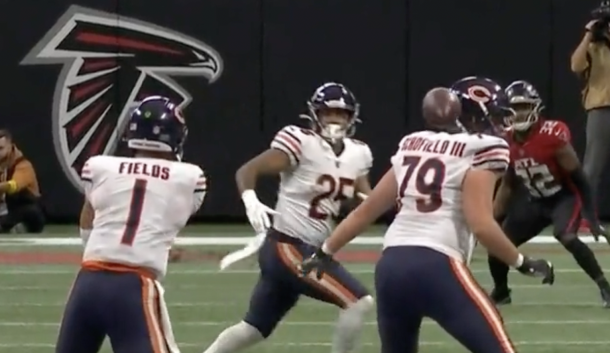 Justin Fields threw a dart right into the back of a Bears OL’s head and NFL fans thought it hilarious