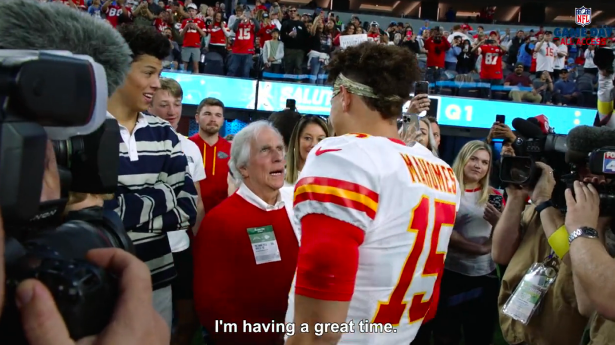 Patrick Mahomes and Henry Winkler’s incredible pregame exchange was pure, heartwarming beauty
