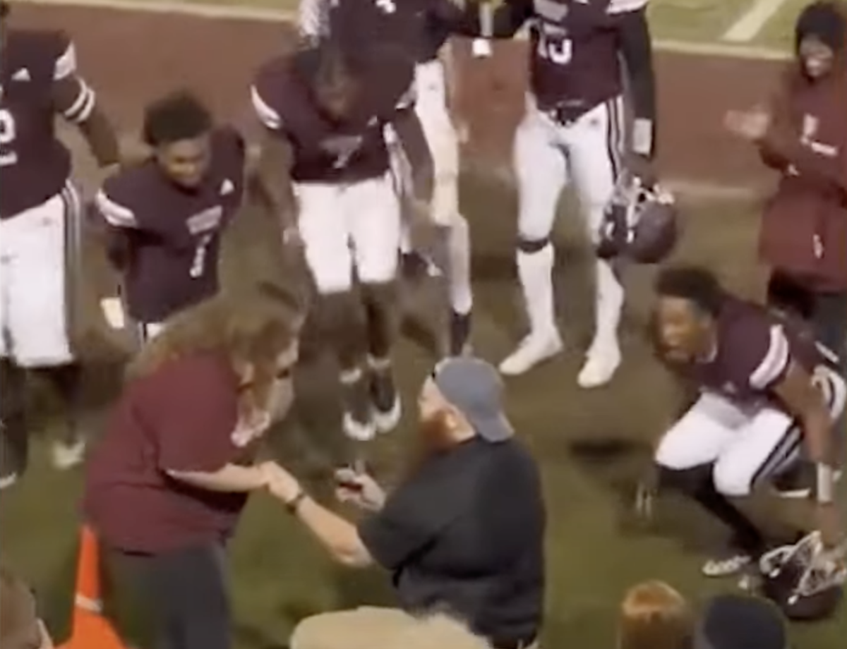 Alabama HS team’s reaction as coach proposes to girlfriend is all-time heartfelt moment