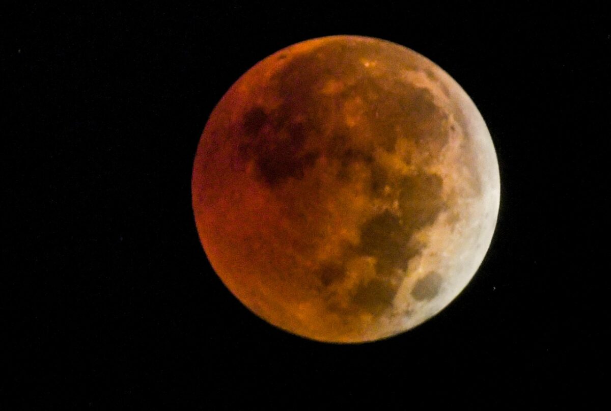 The Beaver Blood Moon Lunar Eclipse in images