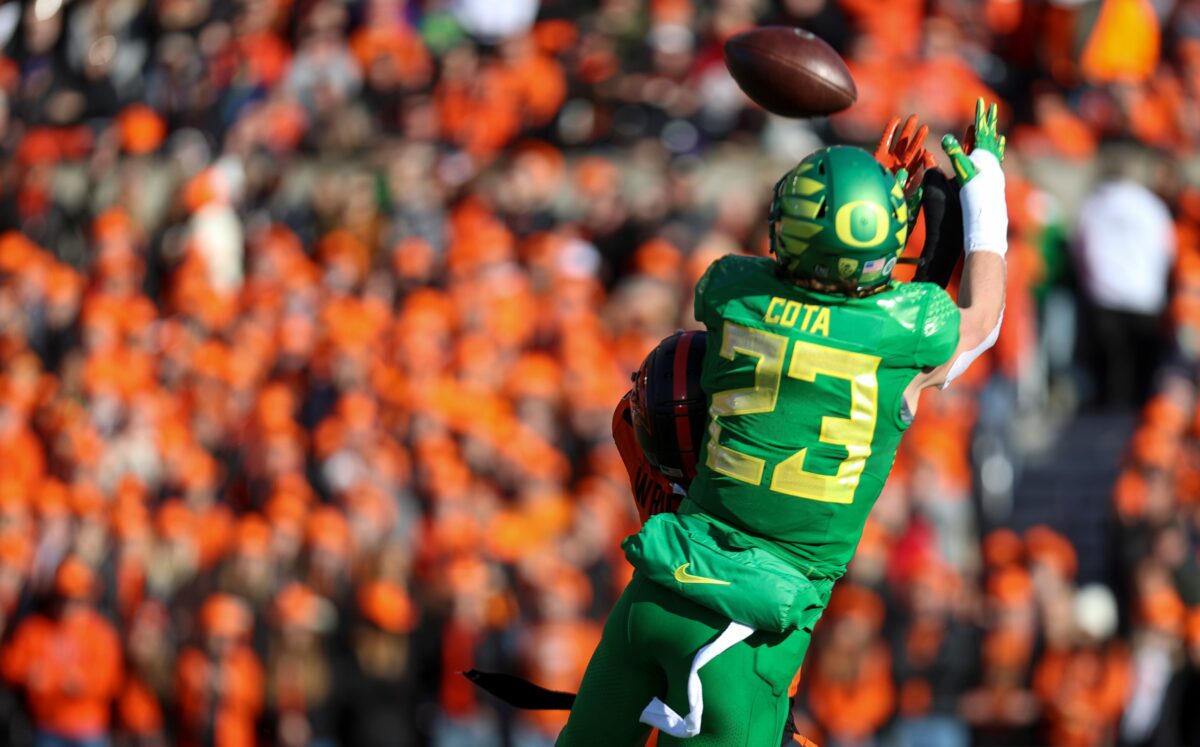 Social Media Buzz: Oregon fans go crazy after Chase Cota’s circus catch for a TD