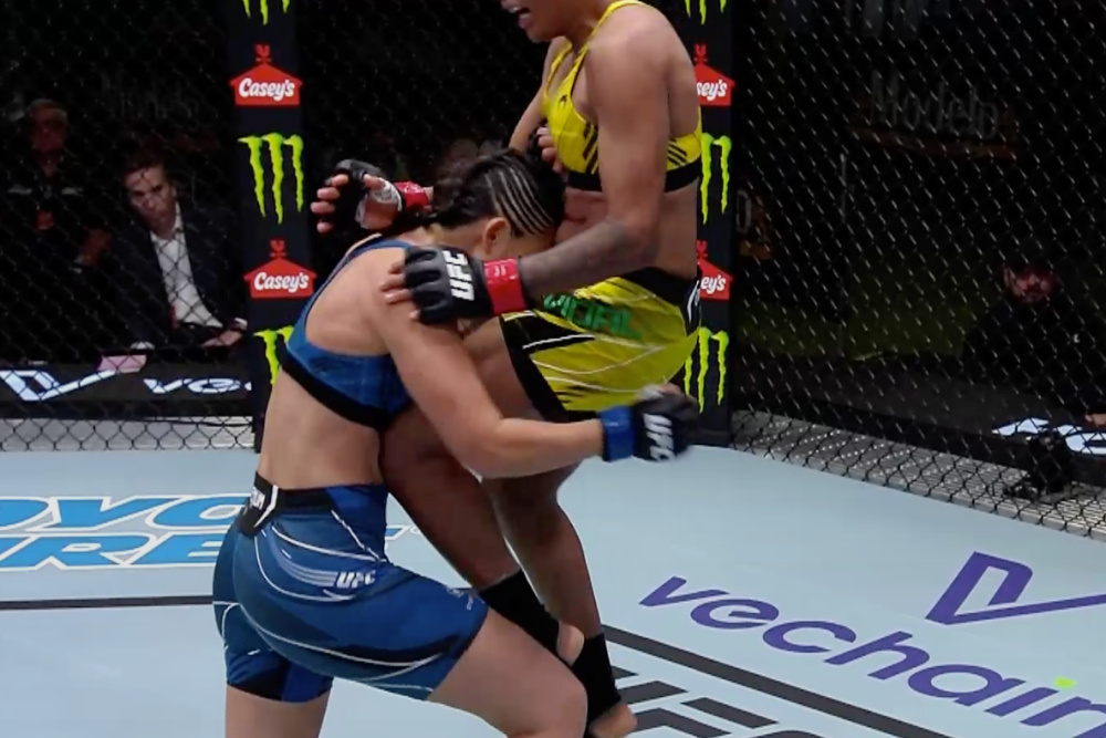 UFC Fight Night 214 video: Tamires Vidal crumbles Ramona Pascual with flying knee to body
