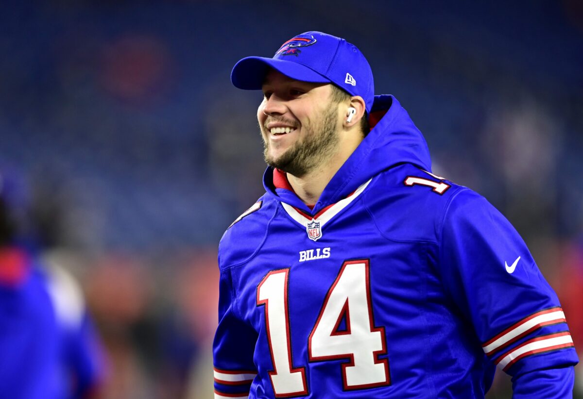Josh Allen warmed up in a Ryan Fitzpatrick jersey, and NFL fans loved the ‘Fitzmagic’