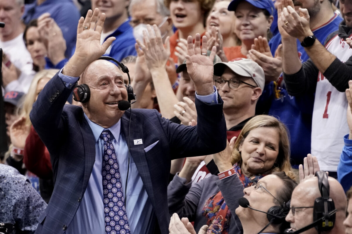 Dick Vitale teared up as Kansas and Indiana fans gave him an emotional standing ovation