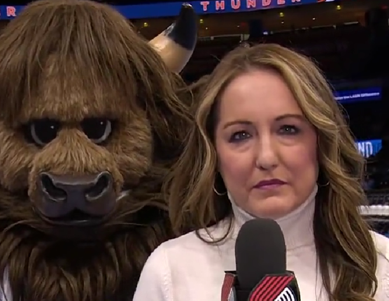 Trail Blazers reporter Brooke Olzendam was hilariously jump scared by the OKC Thunder mascot