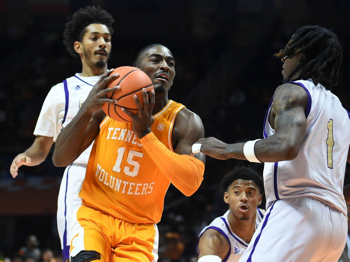 Vols defeat Alcorn State, extends home win streak to 21 games