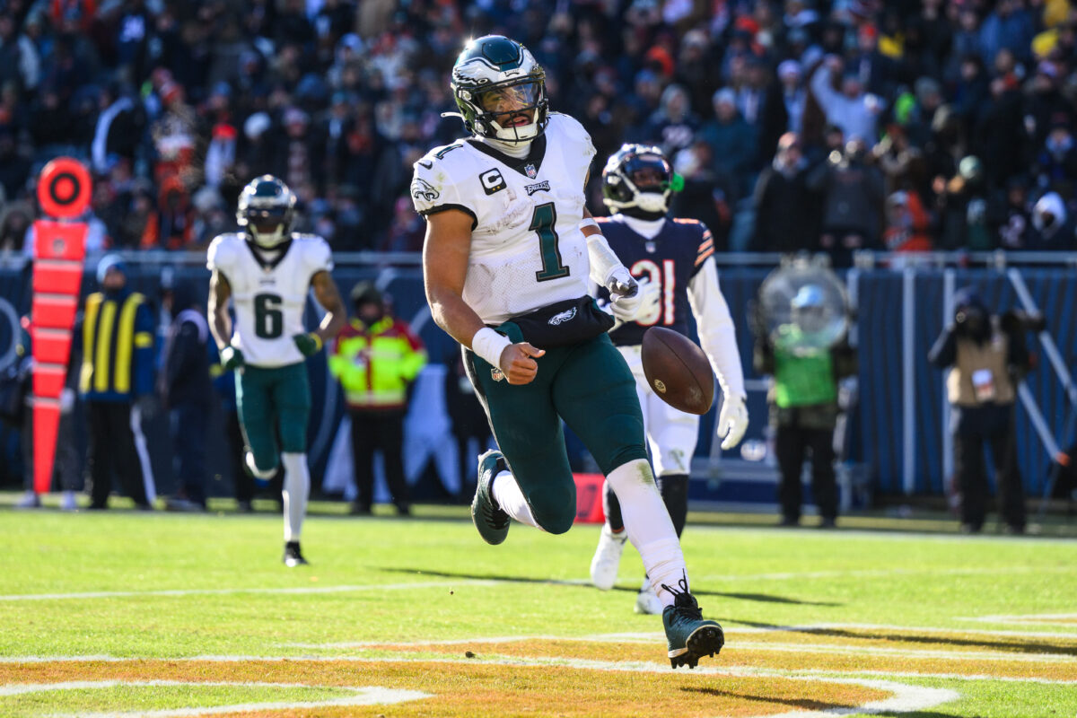Jalen Hurts’ 3 rushing touchdowns lift Eagles to 13-1