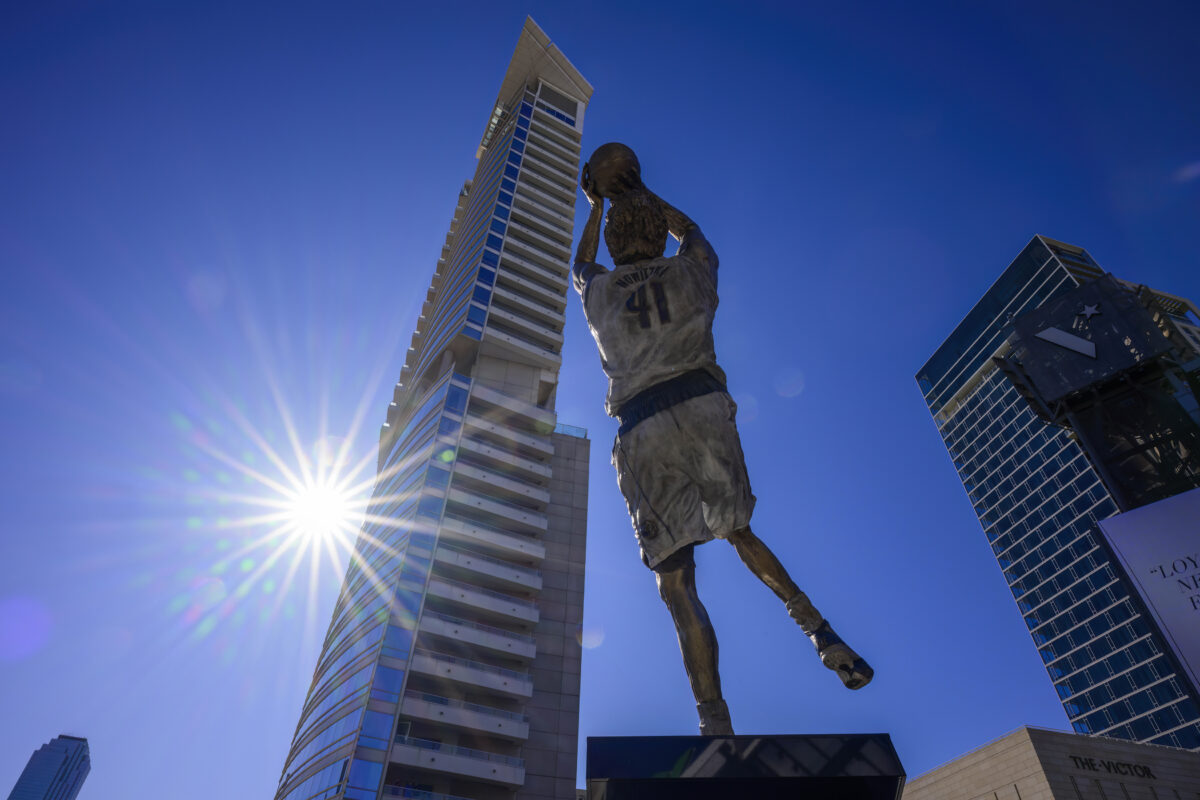 The Mavericks unveiled a perfect statue for Dirk Nowitzki, featuring his signature fadeaway jumper