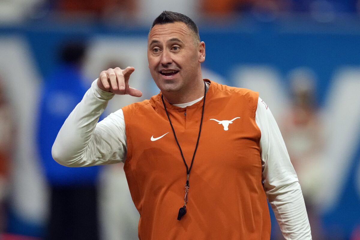 WATCH: Texas RB Jonathon Brooks takes off for 34-yd TD reception in Alamo Bowl