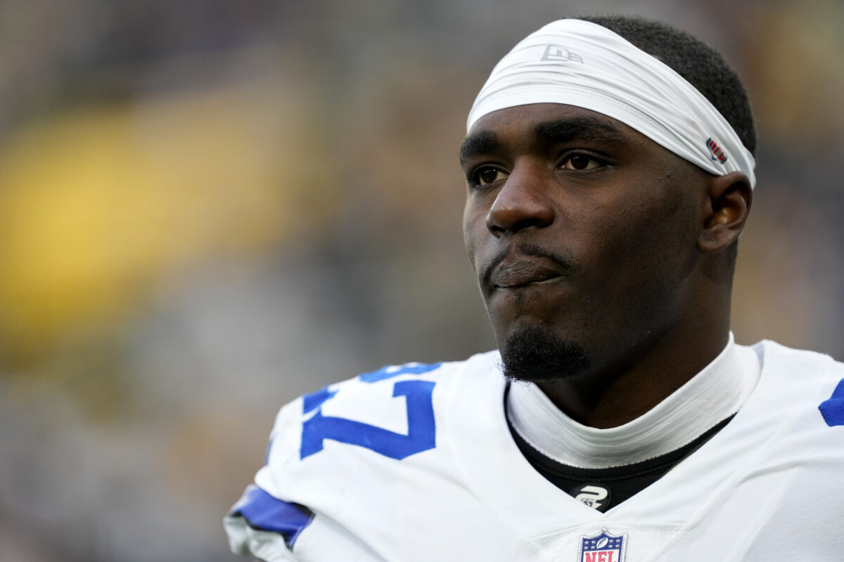 Cowboys safety Jayron Kearse heads to medical tent in second half