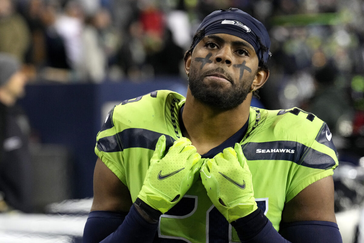 Seahawks LB Jordyn Brooks carted off, ruled out vs. Jets with knee injury