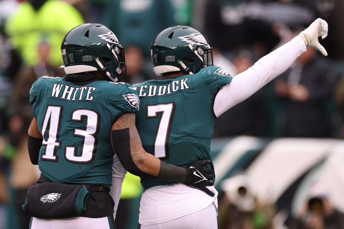 Eagles score two quick touchdowns to grab halftime lead