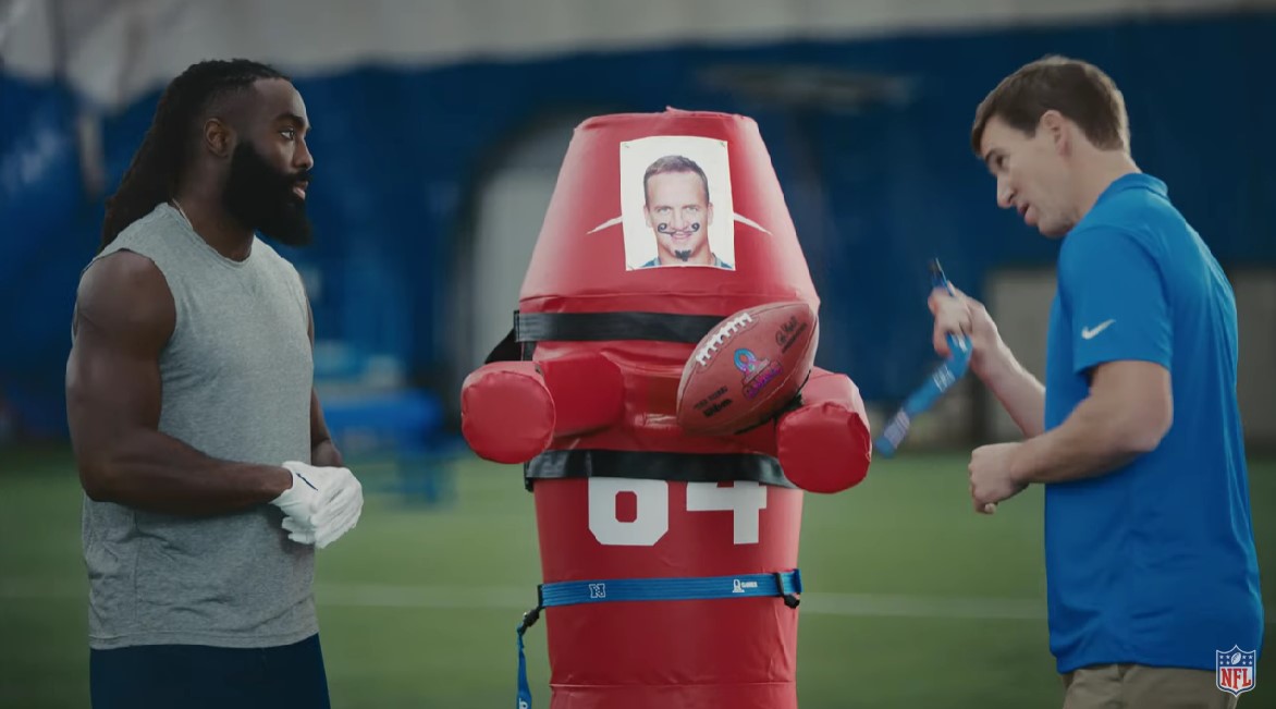 Eli Manning teaches Demario Davis how to rip ‘Peyton’ in half in Pro Bowl commercial