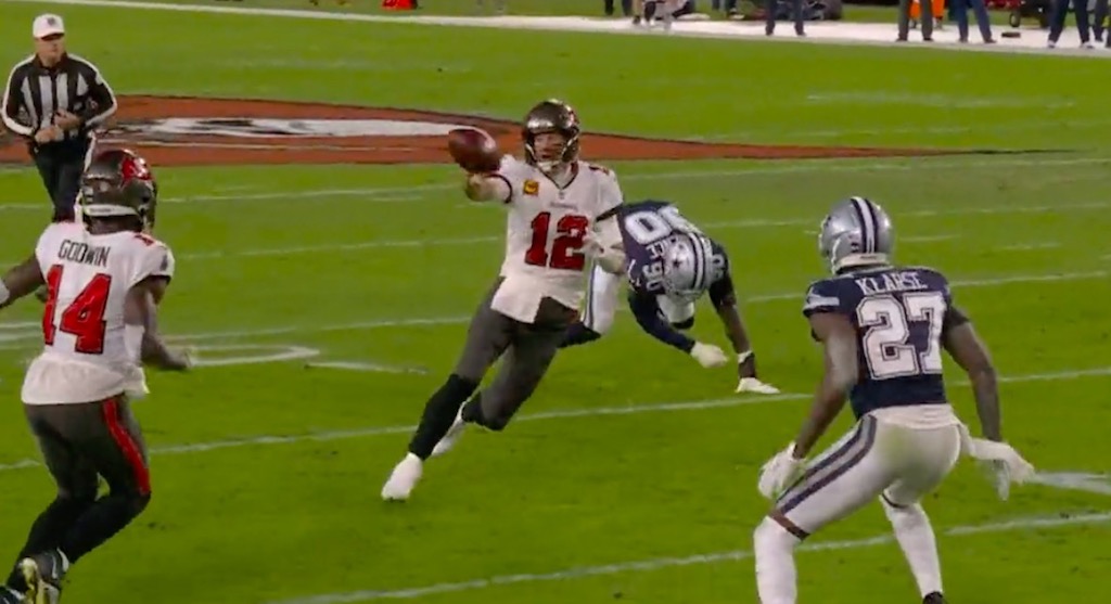 Tom Brady channeled his inner Patrick Mahomes with filthy shovel pass, and NFL fans went wild