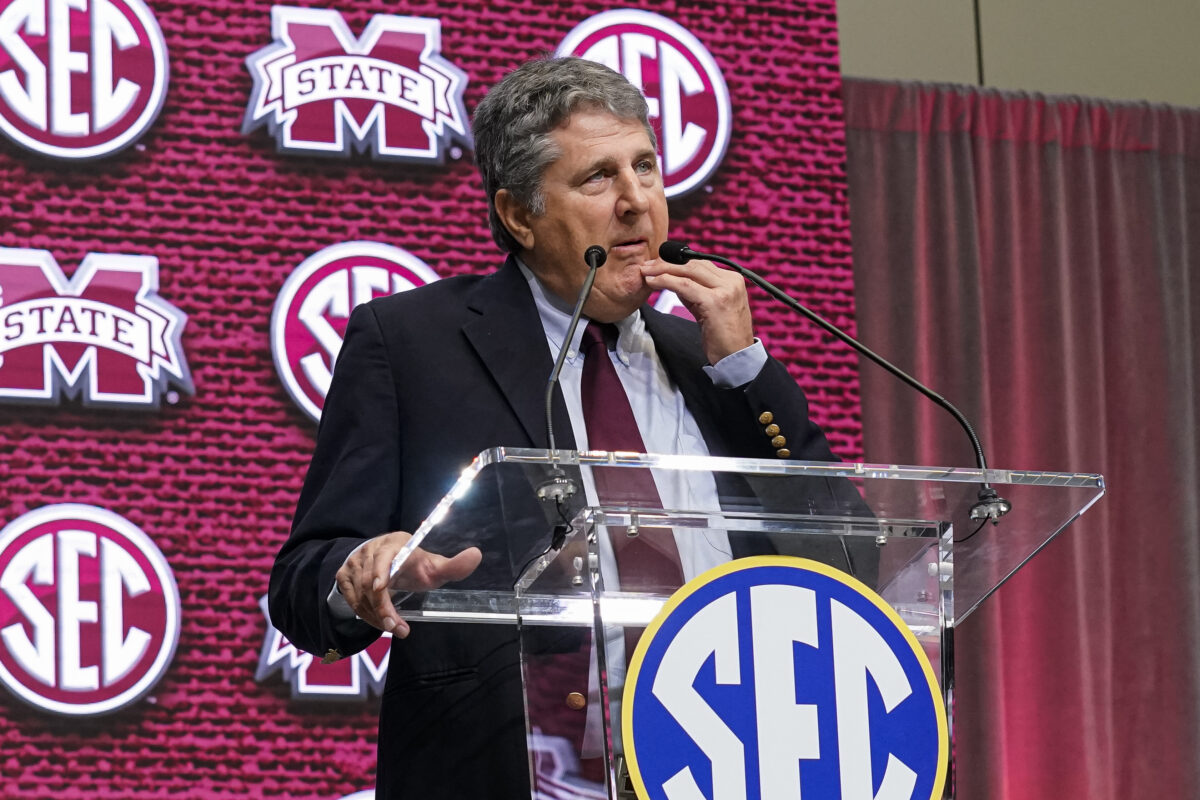 Mississippi State honors Mike Leach with special pirate flag helmets for bowl game