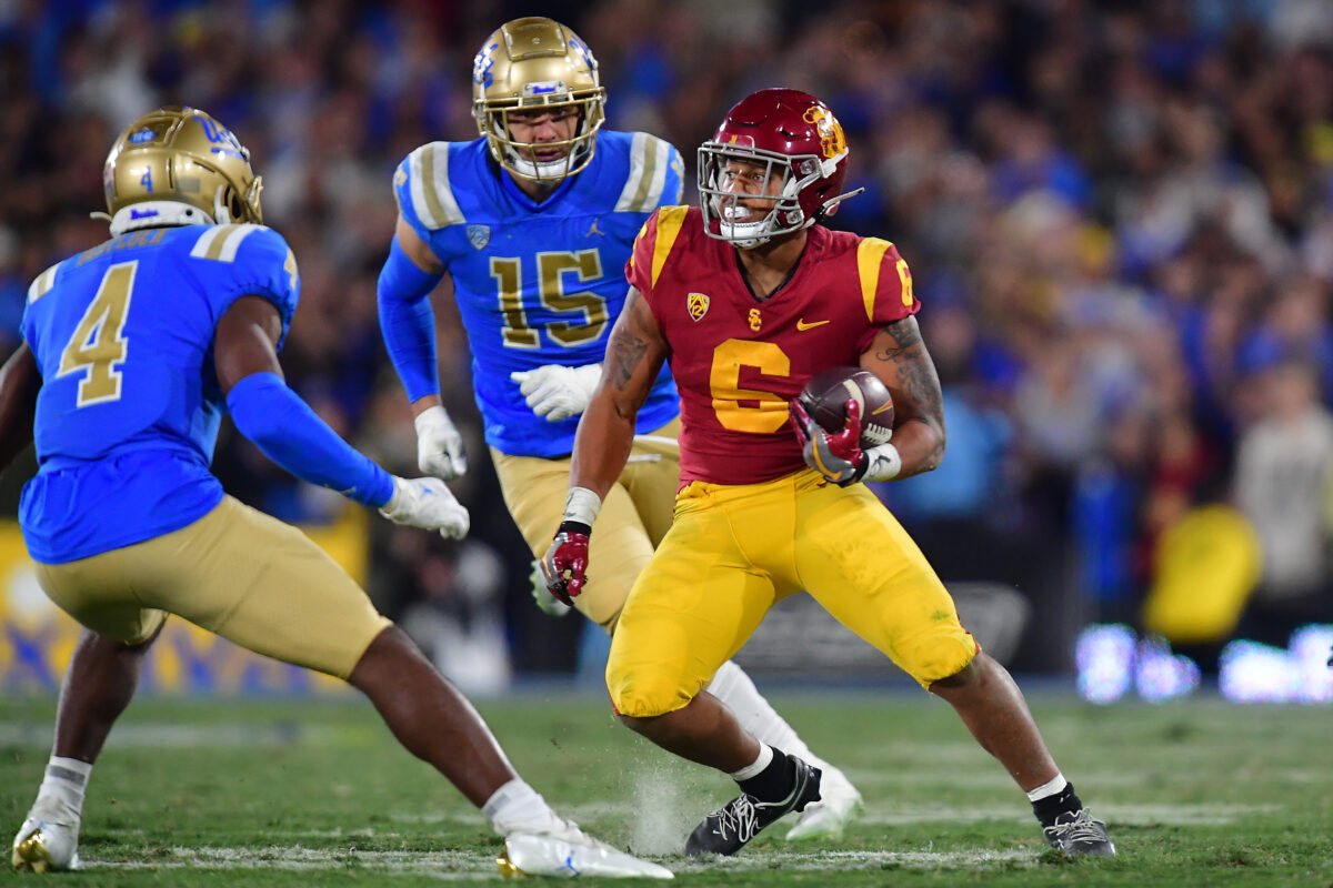 Austin Jones decides to return to USC for 2023 season, creating a stacked running back room