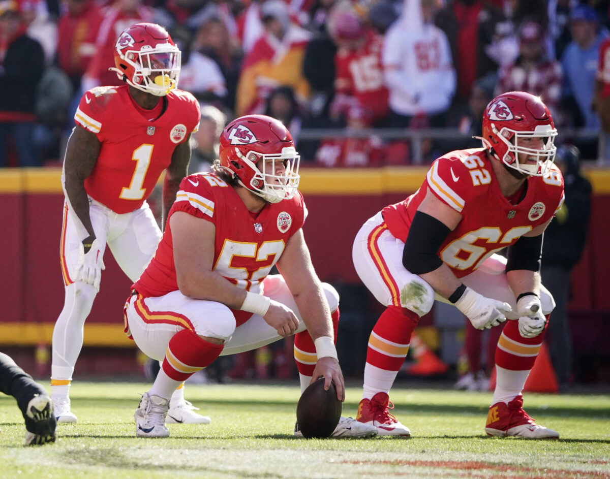 Chiefs LG Joe Thuney dealing with ankle injury vs. Broncos