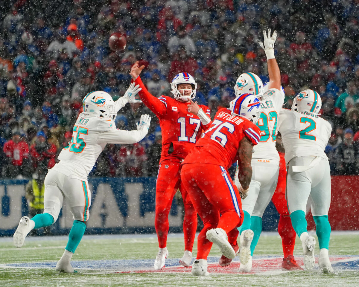 AFC Wild Card: Miami Dolphins at Buffalo Bills odds, picks and predictions