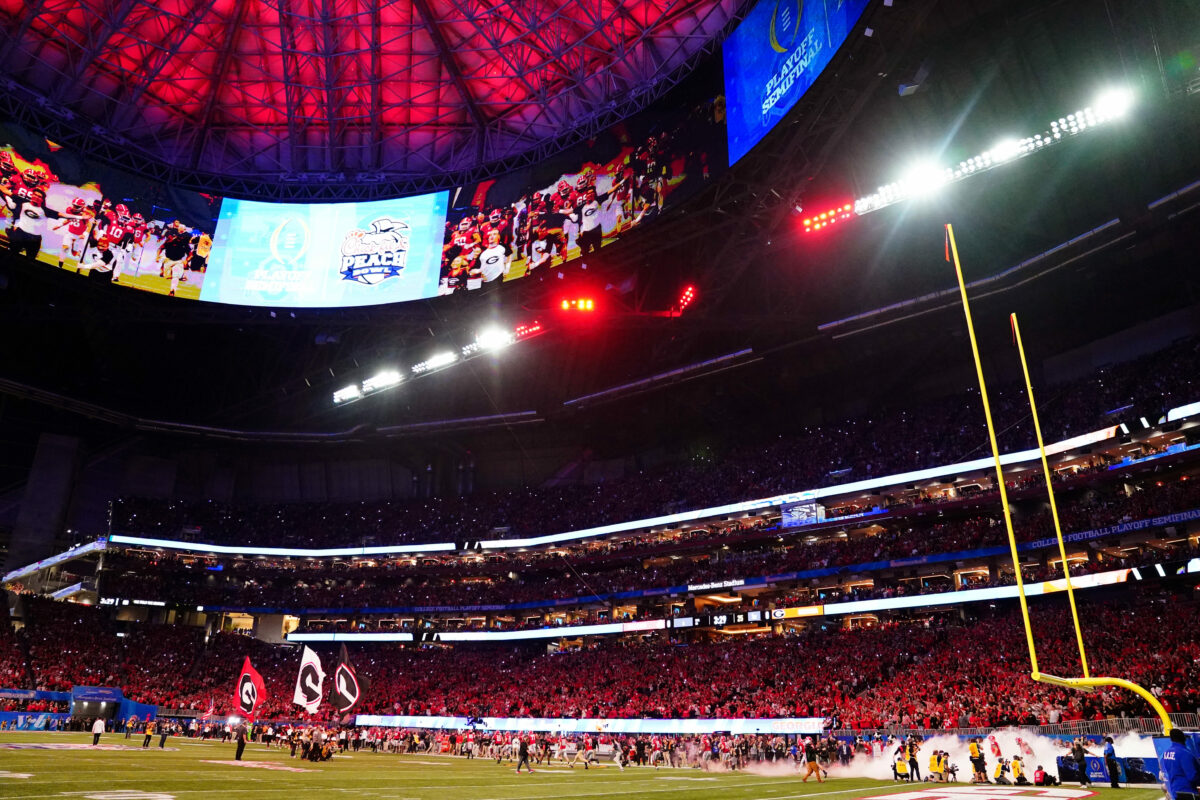 Mercedes-Benz Stadium goes from Peach Bowl to Falcons field in time-lapse video