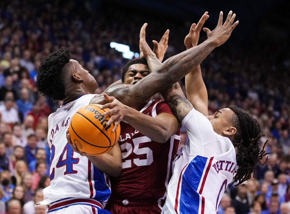Oklahoma Sooners can’t close, fall to Kansas on the road 79-75