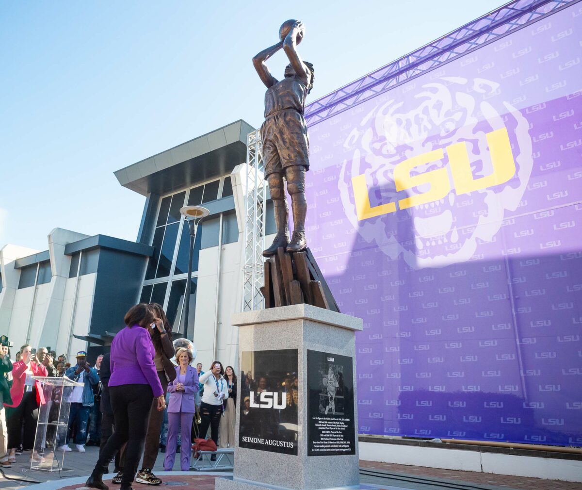 LSU women’s basketball unveils Seimone Augustus statue