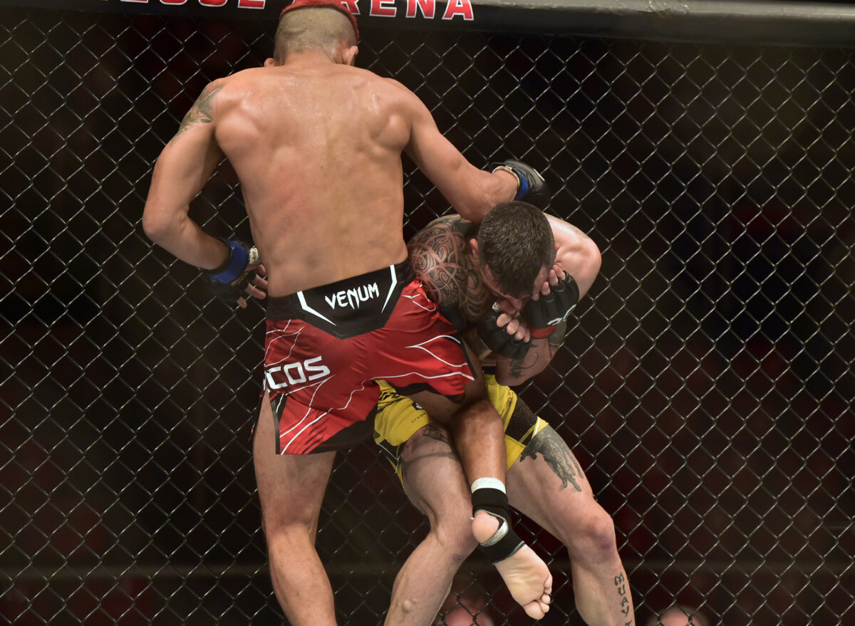 UFC 283 video: Daniel Marcos punishes Saimon Oliveira with hellacious knee to midsection