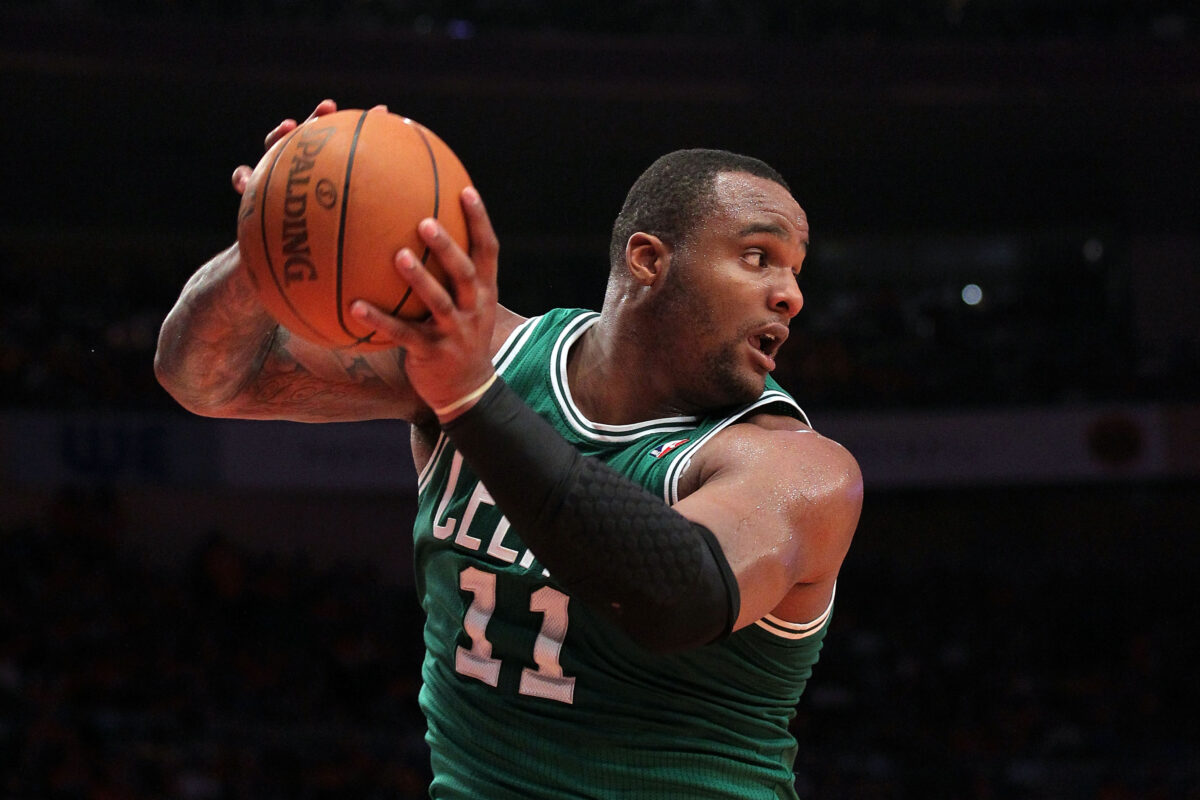 Celtics’ Glen Davis plays 2-on-2 with street ball legend The Professor