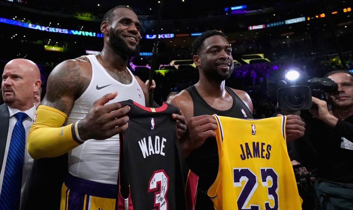 LeBron James congratulates Dwyane Wade on being Hall of Fame finalist