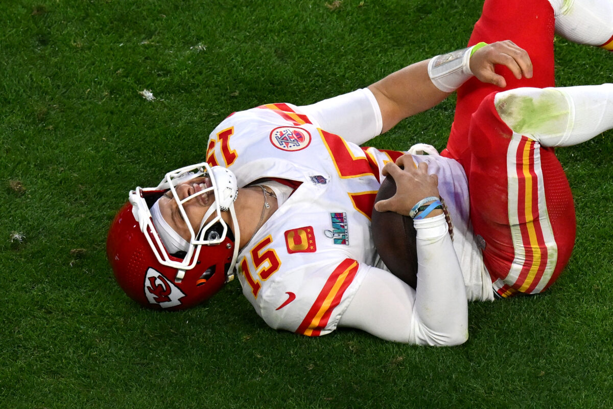 Chiefs QB Patrick Mahomes aggravates ankle injury in Super Bowl LVII